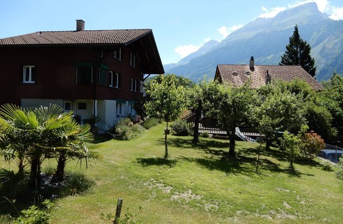 Brienz Apartment | Chalet Herenhuet 1 - Beautiful Garden Apartment Near Lake Brienz