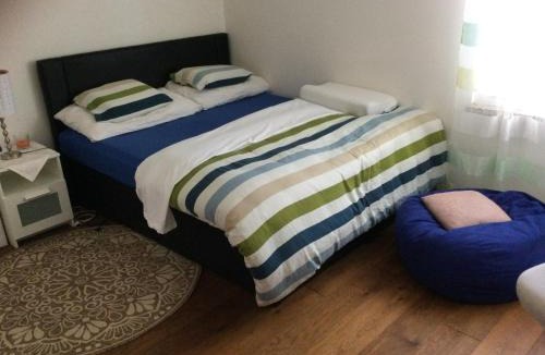 Dietikon District House | Chambre spacieuse et confortable avec écran plat