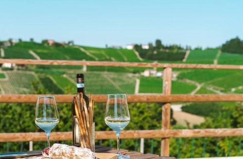Neive Bed & Breakfast | Charming B&B with WiFi and AC in picturesque Piemonte