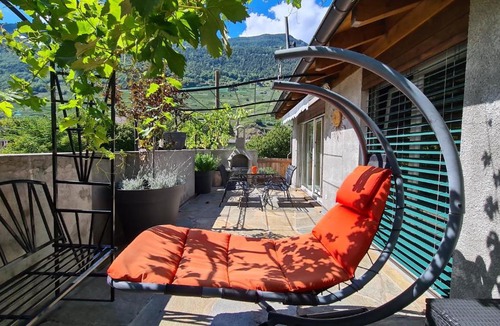 Martigny Apartment | Chez Pewee, beau duplex en ville, parc privé
