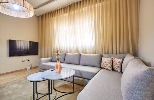 Belvedere Apartment | City Escape: Modern 1-Bed Near Casa Voyageurs