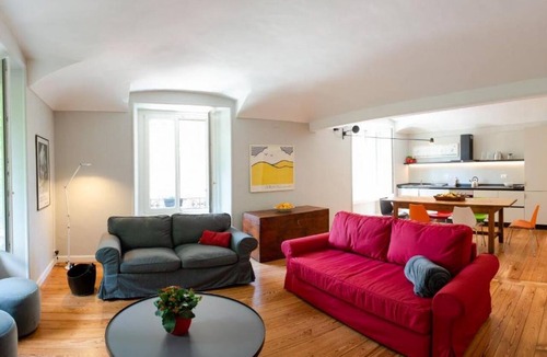 Historic Centre Apartment | Comfort For Groups & Families in city center
