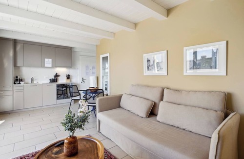 Oerlikon Apartment | Comfortable Flat with Terrace in Zurich (401-16)