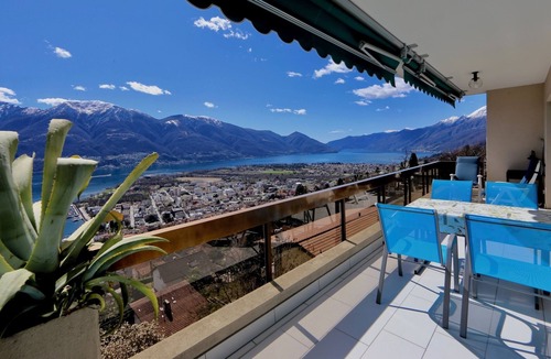 Orselina Apartment | Corner apartment on the 3rd floor for 1-5 persons.