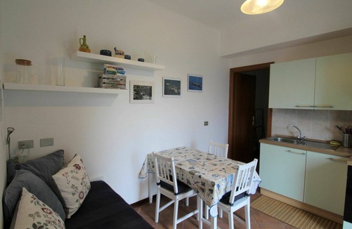 Luino Apartment | Cosy apartment for 3 guests with WIFI, TV and patio