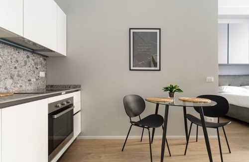 Crescenzago House | Cozy 37m2 studio apartment, perfect for two people, located on the ground floor of a building (1 step to access).The accommodation is located a stone's throw from Crescenzago and the M2 metro stop of the same name, making it strategically ideal for reach