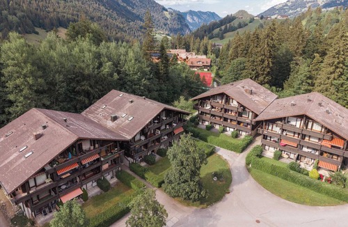 Nuegg Apartment | Cozy Diemtigtal Maisonette - Alpine Charm, Parking