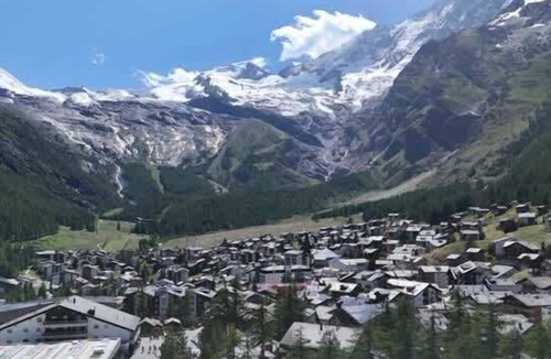 Saas-Fee Apartment | Cozy Twin Room in Central Saas-Fee w/City View