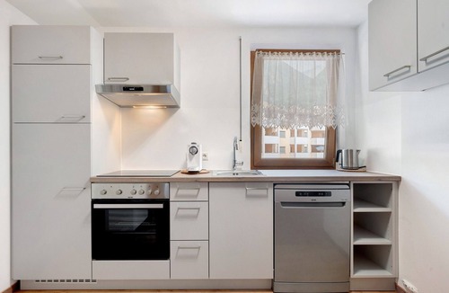 San Martino in Passiria Apartment | Das Bergland – Jaufen Apartment with Covered Panoramic Terrace and Mountain Views