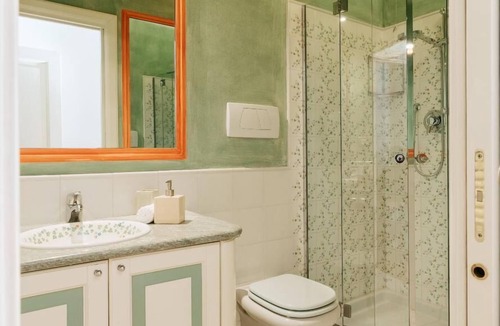 Borgo San Leonardo Hostel | Deluxe spaciuos double room with large modern ensuite bathroom and airconditioning