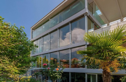 Schenna Apartment | Die Villa Alvarium ist ein Moderner Bau im Bauhaus Stil in Schenna