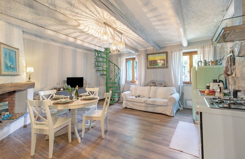 Angera Apartment | Dimora Della Rocca Private Garden, WIFI, BBQ & Parking, Angera, Italy