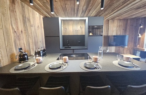 Vex Apartment | Discover this superb 3.5-room premium apartment, completely renovated with quality materials, combin
