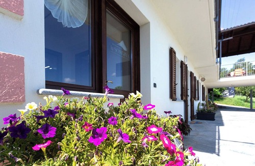 Pollone Apartment | Elegant reception in nature