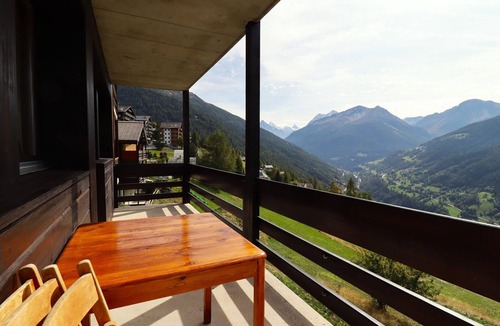 St. Luc Apartment | Exterior : Apartment on the lower ground floor of a building, for 4 people close to the hotel/restau