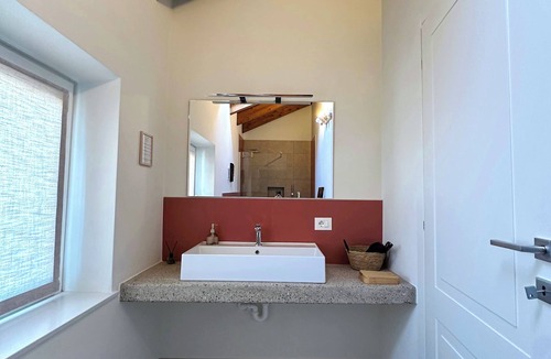 Galliate Bed & Breakfast | Farmhouse with exposed beams and bricks, breakfast included (Chilli)