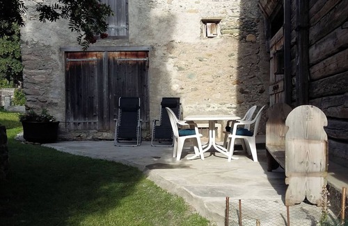 Nufenen Apartment | Ferienwohnungen im Schloss, (Nufenen), by Interhome