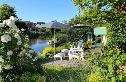 Greetsiel Apartment | FERNBLICK: Schicke farbenfrohe 2-Zi-Fewo mit Balkon für den Urlaub zu zweit