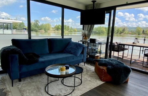 Godelheim House | Floatinghouse Black Pearl: lake view, terrace & fireplace in Höxter