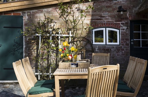 Damp House | Gem under thatch with historic wood-burning stove and dreamlike garden