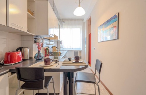 Casoretto Apartment | GuestHost - Between Lambrate and Città Studi, Pop Art is a modern and unique two-room apartment, renovated and stylishly furnished for your stay in Milan. Bright and spacious, it features a beautiful kitchen, a double bedroom, a living room with books,
