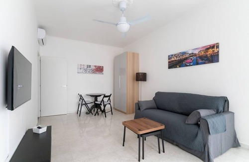 Crescenzago Apartment | GuestHost - Comfortable 70m2 apartment that can accommodate up to 4 people on the first floor of a building WITHOUT elevator just 150m from the green M2 metro of Cimiano.Close to San Raffaele hospital and the Martesana canal that flows through the reside