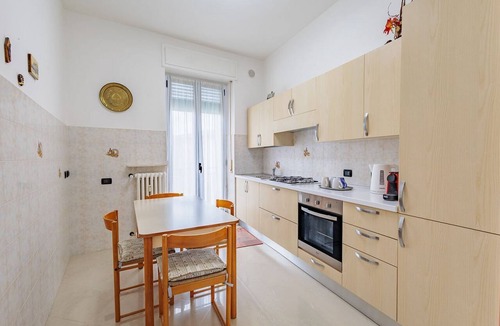 Villaggio degli Sposi Apartment | GuestHost - Cozy 70 sqm accommodation in Bergamo, ideal for hosting 4 people, located on the third floor of a building with an elevator (NOT suitable for disabled persons). Equipped with all comforts, including wifi and air conditioning, it offers a rela