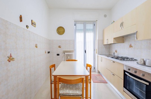 Villaggio degli Sposi Apartment | GuestHost - Cozy 70 sqm accommodation in Bergamo, ideal for hosting 4 people, located on the third floor of a building with an elevator (NOT suitable for disabled persons). Equipped with all comforts, including wifi and air conditioning, it offers a rela
