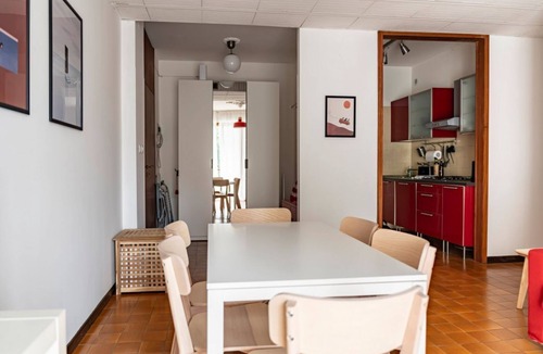 Corno Apartment | GuestHost - Cozy 80 sqm apartment located on the first floor of a building with a lift, ideal for hosting up to 6 people.Located in Garda, the accommodation boasts a strategic position: the beach is just a 2-minute walk away, while the city center can be
