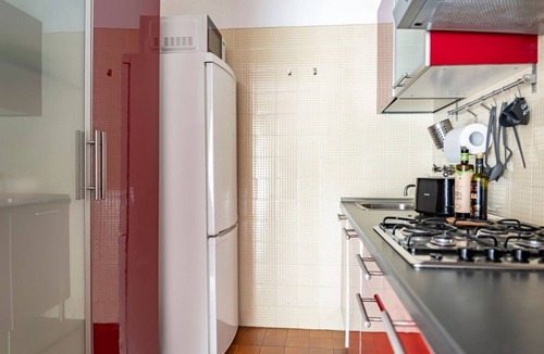 Corno Apartment | GuestHost - Cozy 80 sqm apartment located on the first floor of a building with a lift, ideal for hosting up to 6 people.Located in Garda, the accommodation boasts a strategic position: the beach is just a 2-minute walk away, while the city center can be