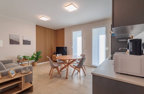Stazione Apartment | GuestHost - In Via Moretti, Bergamo, just a few steps from the train station and well connected to the city center, this 55 sqm apartment is located on the first floor with an elevator (not suitable for disabled persons). Ideal for 3 guests, it features