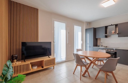 Stazione Apartment | GuestHost - In Via Moretti, Bergamo, just a few steps from the train station and well connected to the city center, this 55 sqm apartment is located on the first floor with an elevator (not suitable for disabled persons). Ideal for 3 guests, it features