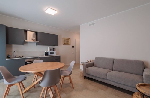 Stazione Apartment | GuestHost - In Via Moretti, Bergamo, just a few steps from the train station and well connected to the city center, this 55 sqm apartment is located on the first floor with an elevator (not suitable for disabled persons). Ideal for 3 guests, it features