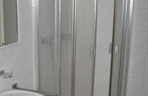 Klosters Platz Apartment | Haus beim Ahorn Appartement/Fewo, Dusche oder Bad, WC 4-Zimmerwohnung by Interhome