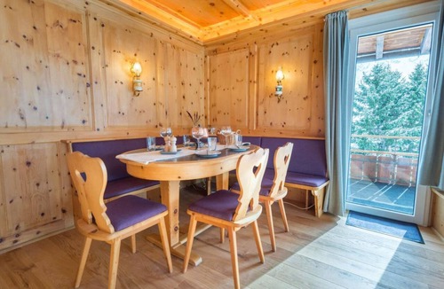 Arosa Apartment | Haus Mattern - Mittaglugga Appartement/Fewo, Dusche und Bad, WC, 6-Bettwohnung by Interhome