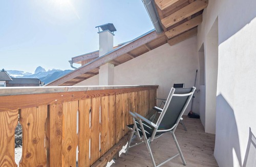 Laion Apartment | Holiday Apartment "Hatzeshof-Blumenwiese" with Mountain View, Wi-Fi, Balcony & Garden