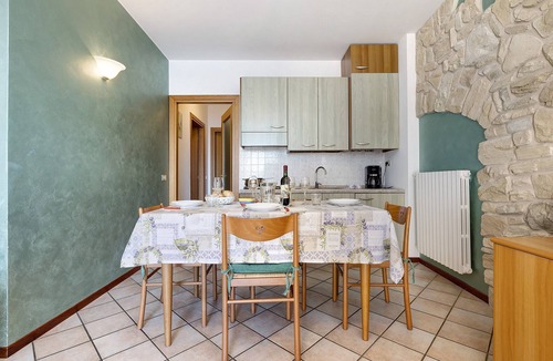 Gardola Apartment | Holiday Apartment 'Rustico Spagnol 3' with Lake View, Pool and Wi-Fi