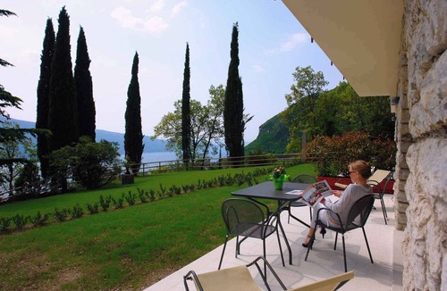 Gardola Apartment | Holiday apartment with a view of Lake Garda