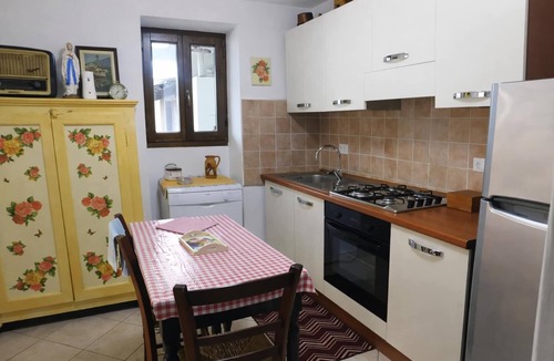 Porto Valtravaglia House | Holiday Home in Porto Valtravaglia for 8