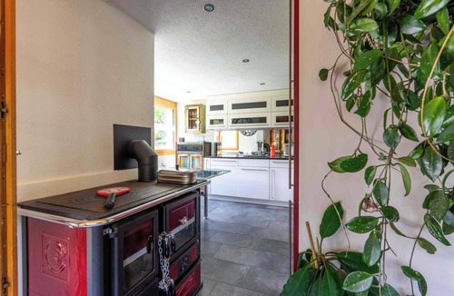 Schwenden Condo | Hot Tub Chalet with BBQ netx to Gondola, Nature and near Spiez