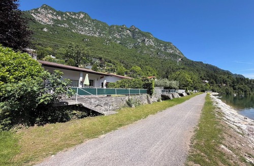Idro House | House by the lake with garden