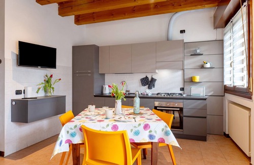 Castelnuovo del Garda Apartment | 'Kikosa House' Apartment with Private Terrace, Wi-Fi and Air Conditioning