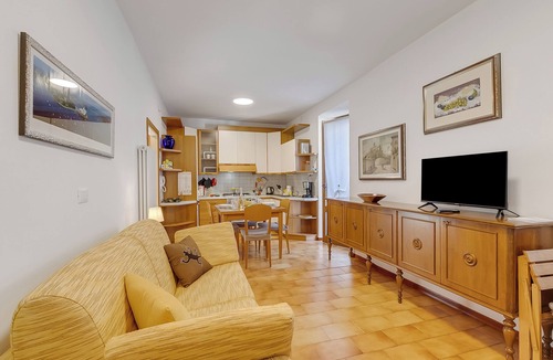 Torbole sul Garda Apartment | Kirribilli House - Central Nago Torbole with Mountain View, Nago-Torbole, Italy