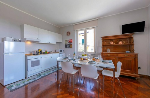 Desenzano del Garda Apartment | La Maison Fleurie Appartamento Girasole, Desenzano Del Garda, Italy
