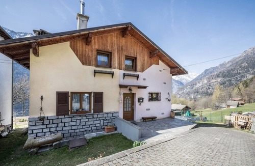 Agro Apartment | “La Mansarda di Chiara e Silvio” near the ski resort with mountain views