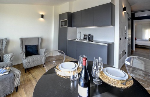 Gardola Apartment | La Piazzetta - Il Vicolo suite apartments with lake view