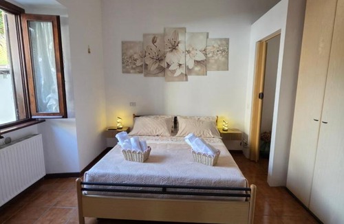 Como House | Lily Loggiadeifiori with private Patio near station, bus and swiss boarder