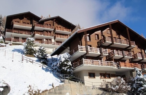 St. Luc Apartment | Located at the entrance to the village, right next to the shuttle bus stop and the supermarket, this