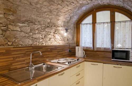 Pulciano Apartment | Lovely apartment for 4 people with WIFI, A/C, pool, TV, patio and pets allowed