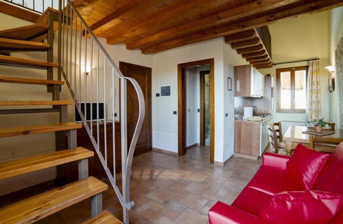 Pulciano Apartment | Lovely apartment for 4 people with WIFI, A/C, pool, TV, patio and pets allowed